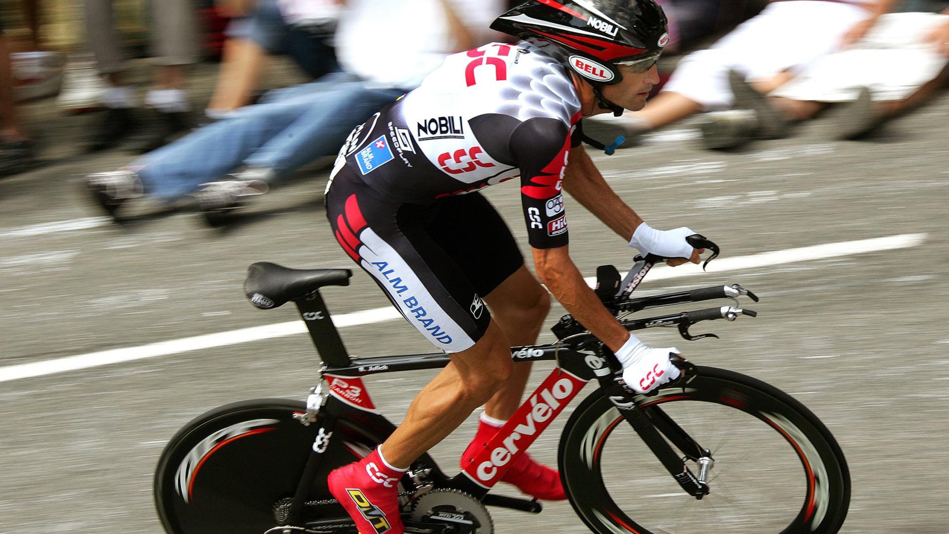 伦纳德:比赛末一次防守扭伤了脚踝,明天早上看看感觉如何,伦纳德脚踝受了什么伤